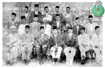 صورة-نادرة-للإمام-حسن-البنا-يتوسط-أعضاء-مجلس-الشورى-العام-لجماعة-الإخوان-ببورفؤاد-عام-1934م.jpg