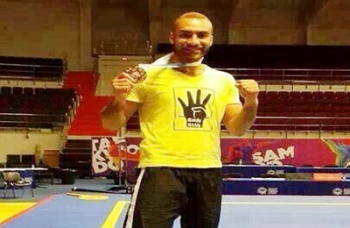 ملف:اللاعب محمد يوسف يرتدي تيشيرت رابعة خلال تسلمه الميدالية الذهبية.jpg