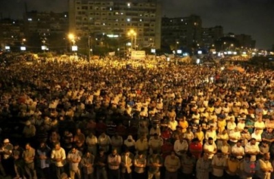ملف:متظاهرو رابعة يؤدون.jpg