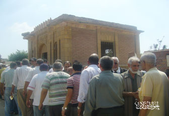 ا.عاكف ود.عزت يتلقيان العزاء فى الفقيدة.jpg