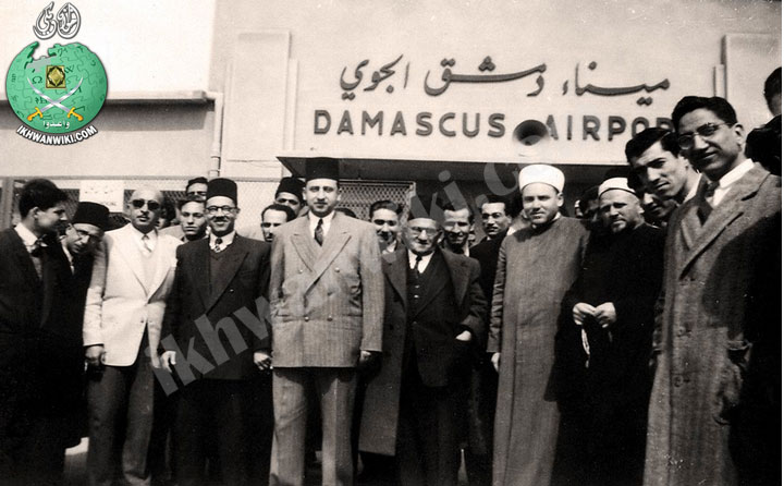ملف:ودائما-الإخوان-في-الصدارة-..مصطفى-السباعي-وعمر-الأميري-في-مطار-المزة-بدمشق-عام-1948م.jpg