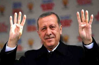 ملف:أردوغان يرفع شارة رابعة.jpg