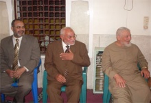الاستاذ عاكف يتوسط الحاج طلعت الشناوي والمهندس سعد الحسيني.jpg