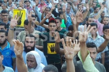 ملف:ثوار سوهاج يرفعون شعار رابعة.jpg