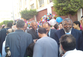 البيلى وقيادات الاخوان استقبلوا المصلين على بوابة الاستاد.jpg
