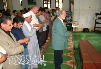 د.محمد حبيب يؤم الناس فى صلاة الجنازة.jpg