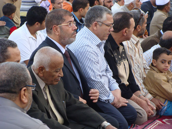 ملف:عبدالعزيز عبدالقادر والدكتور محمد مرسي في صلاة العيد عام 2010م.jpg