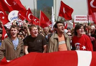 مظاهرات لانصار العلمانية فى تركيا ضد حزب العدالة.jpg