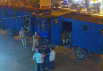 عربات الشرطة تحاصر.jpg