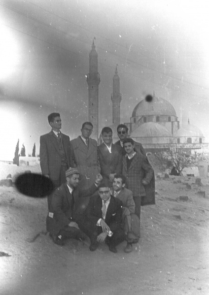 ملف:فيصل مولوي، ابراهيم مصري، محمد علي ضناوي، ومجموعة من الإخوة أمام مسجد خالد بن الوليد، حمص، نيسان1960.jpg