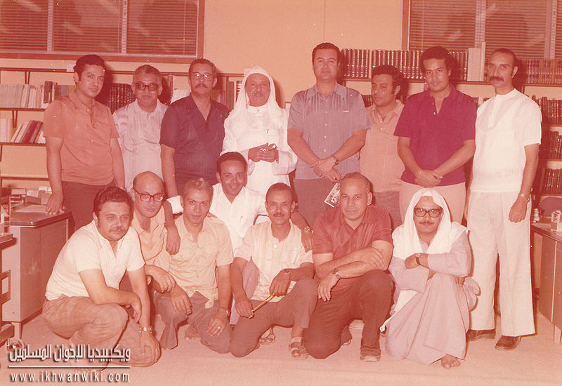 ملف:فريد-عبدالخالق-والعاملين-بمكتبة-الجامعة-بالسعودية.jpg