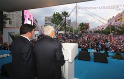الشيخ راشد يلتقي رئيس الحكومة التركي ويلقي كلمة أمام الجمهور.4.jpg