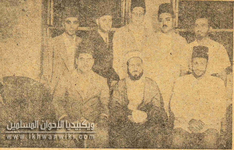 ملف:الإمام-البنا-والأستاذ-صالح-عشماوى-وسط-بعض-الإخوة.jpg