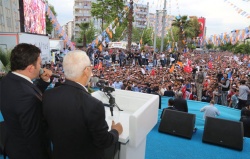 الشيخ راشد يلتقي رئيس الحكومة التركي ويلقي كلمة أمام الجمهور.3.jpg