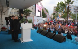 الشيخ راشد يلتقي رئيس الحكومة التركي ويلقي كلمة أمام الجمهور.2.jpg