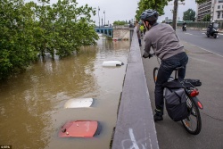 فيضانات باريس.11.jpg