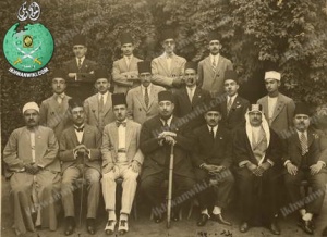 الدكتور-عبدالحميد-سعيد-وسامي-سراج-ومحمد-علي-الطاهر-وواقف-الدكتور-يحي-أحمد-الدرديري-وفي-الخلف-محب-الدين-الخطيب-uhl-1930l.jpg