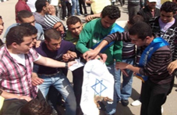 طلاب المنصورة يحرقون العلم الصهيوني.jpg