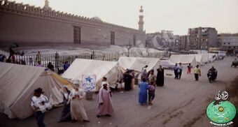الإخوان-وخيام-زلزال-1992.jpg